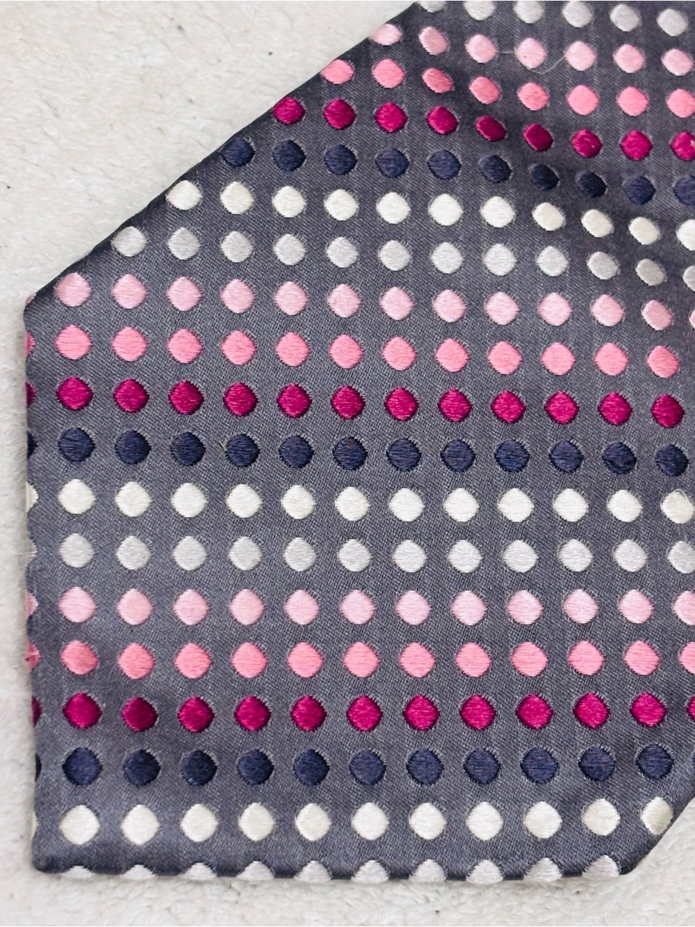 Brand New Stylish Tie By Geoffrey Beene - Tie Is 3 3/4 Inches Wide